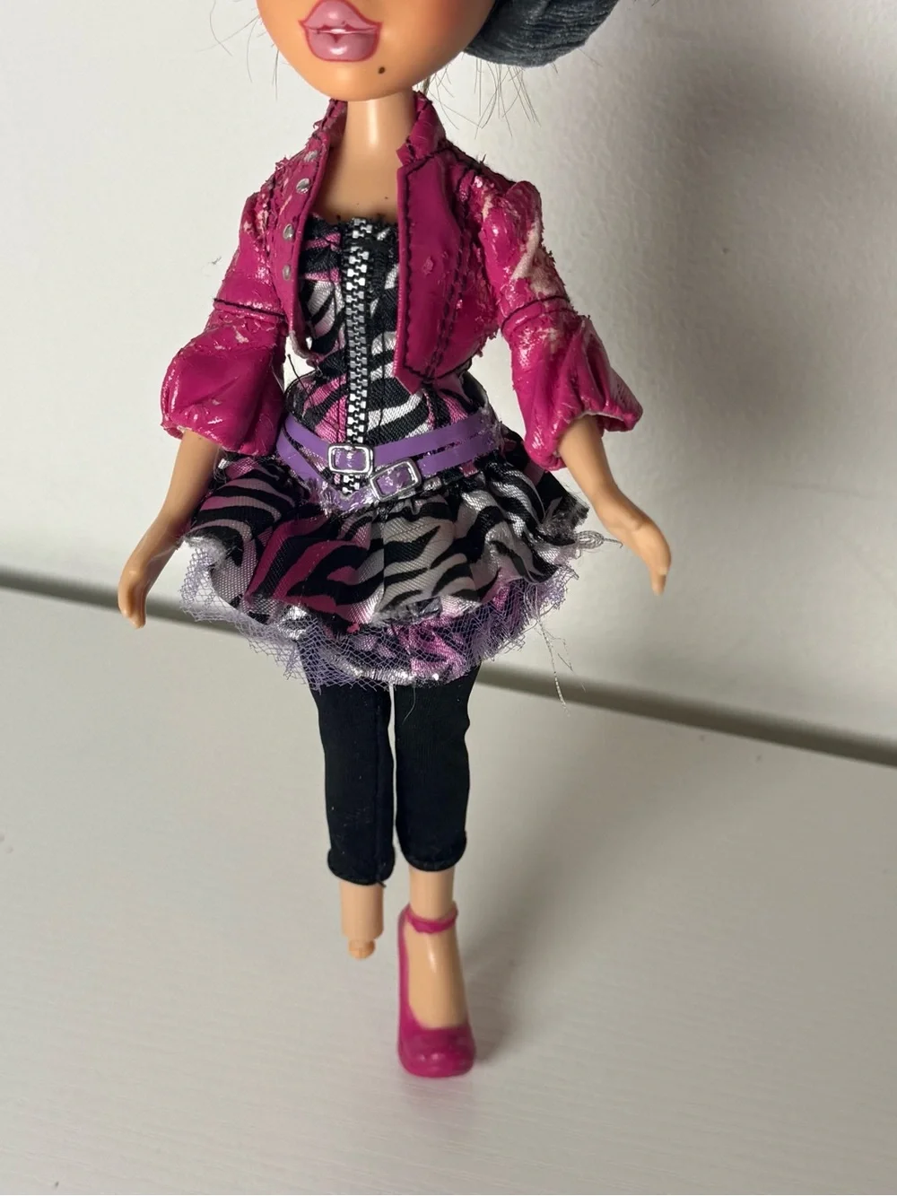 Bratz Twiins Phoebe Outfit [Missing a heel] [jacket is peeling/cracking]